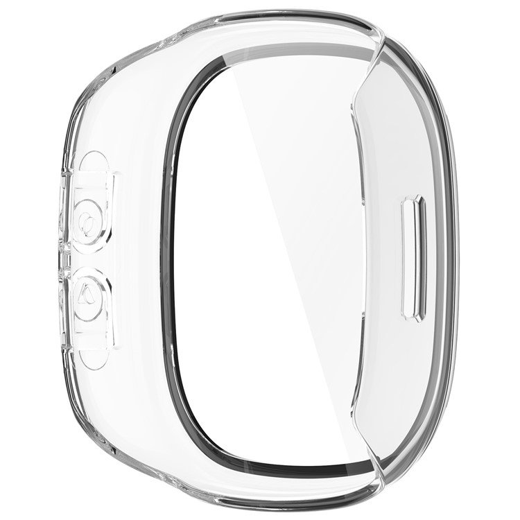 Fitbit Ace LTE med monteret beskyttelsescover på håndled
