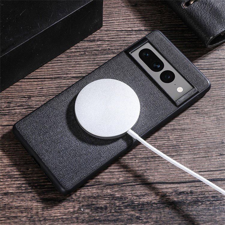 Blot TPU cover til Google Pixel 8 Pro vises på trådløs oplader
