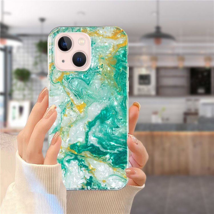 Grøn marmorblomst cover til iPhone 15 fra siden