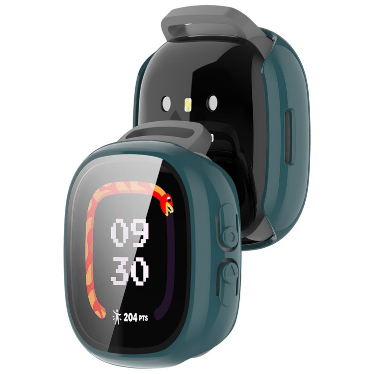 Fitbit Ace LTE med monteret beskyttelsescover