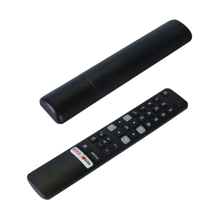 TCL fjernbetjening ved siden af batterier