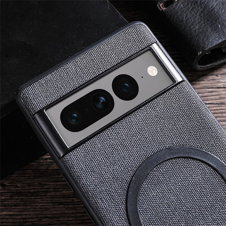 Google Pixel 8 Pro med tekstiloverflade cover holdes i hånden