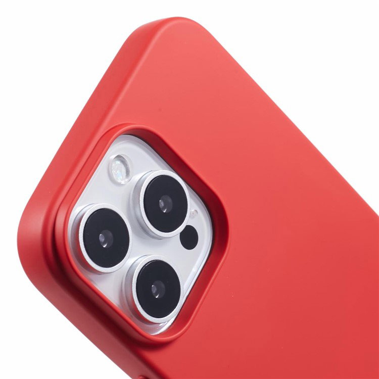 Nærbillede af rødt stødsikkert TPU cover til iPhone 16 Pro Max