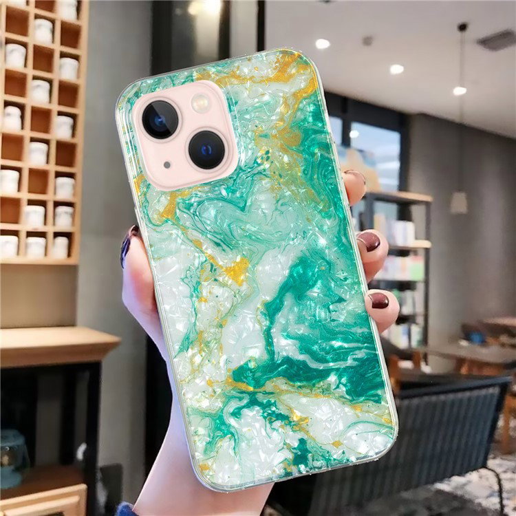 Grøn marmorblomst cover til iPhone 15 med kamerabeskyttelse