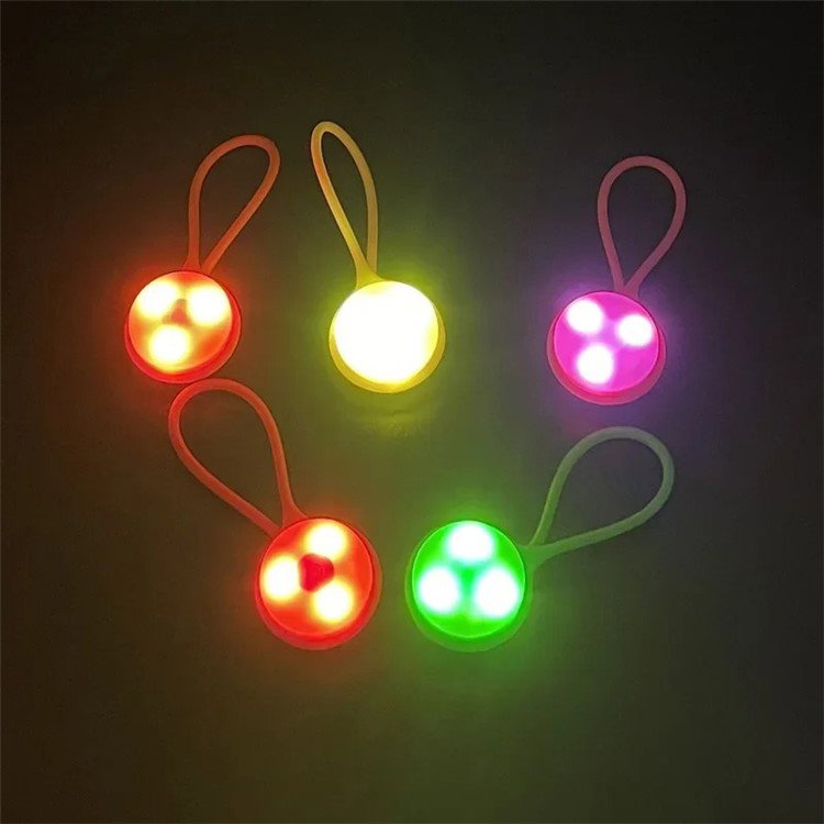 Mini LED-lys i silikonerem på taske