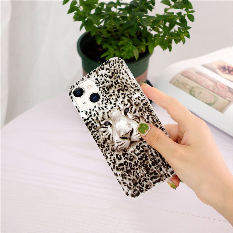 TPU materiale på iPhone 15 cover med leopardmønster