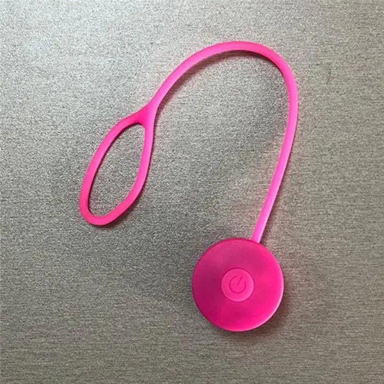 Nærbillede af pink LED reflekslys med silikonerem
