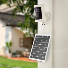 Arlo kompatibelt solpanel monteret på væg