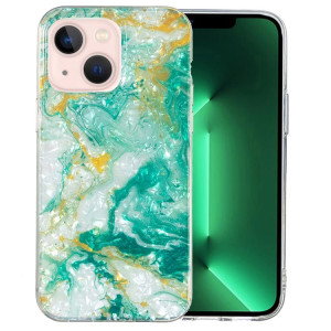 Grøn marmorblomst cover til iPhone 15 set forfra