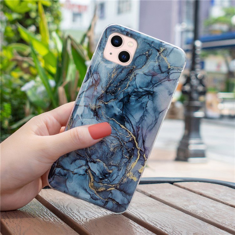 Detalje af forhøjet kant på iPhone 15 TPU Mobilcover med Marmor Mønster - Grå