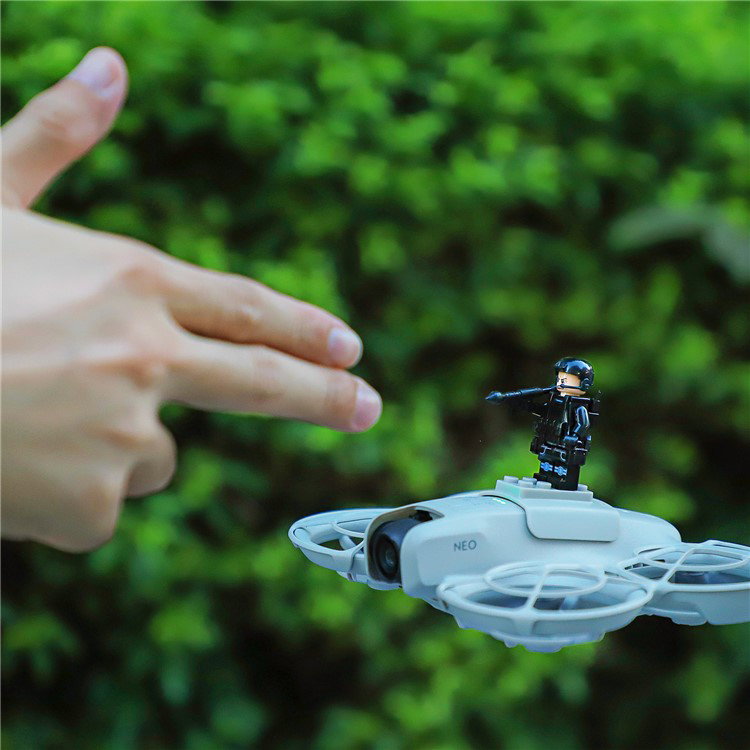 Adapter set ovenfra på DJI Neo