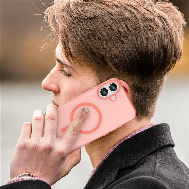 iPhone 16 Plus i lommen med slankt cover