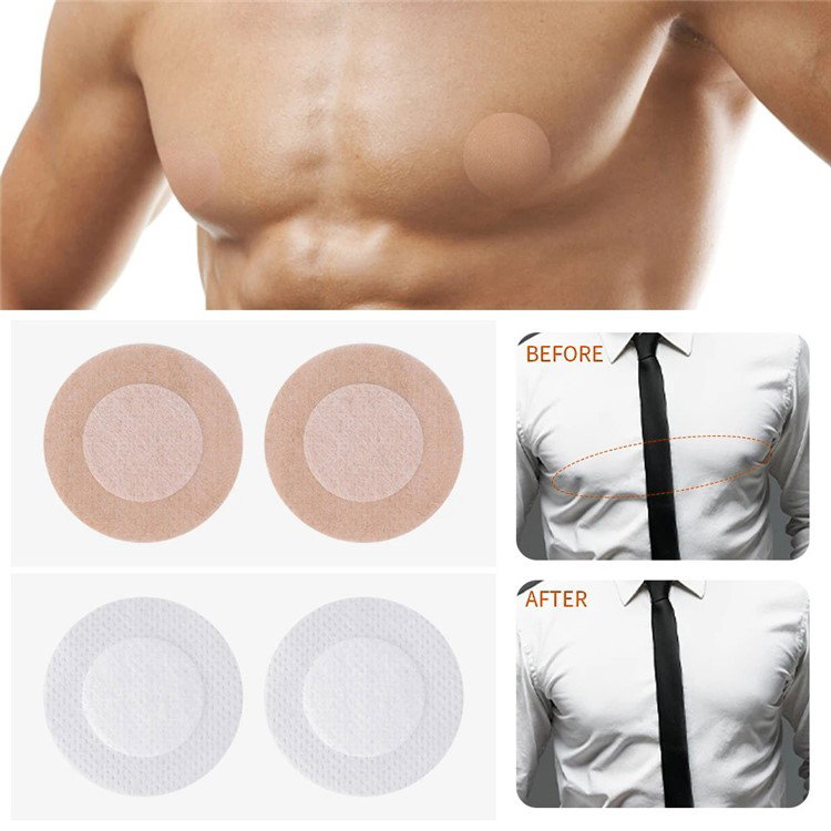 Mand påfører nipple covers på ren hud