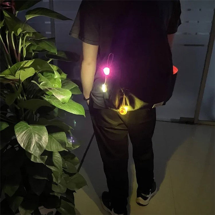 Nærbillede af mini LED-batterikasse