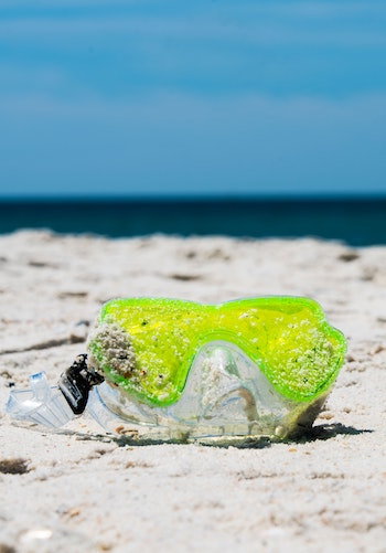 Dykkerbriller på stranden